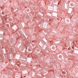 Toho Cube 1,5mm Ceylon Innocent Pink